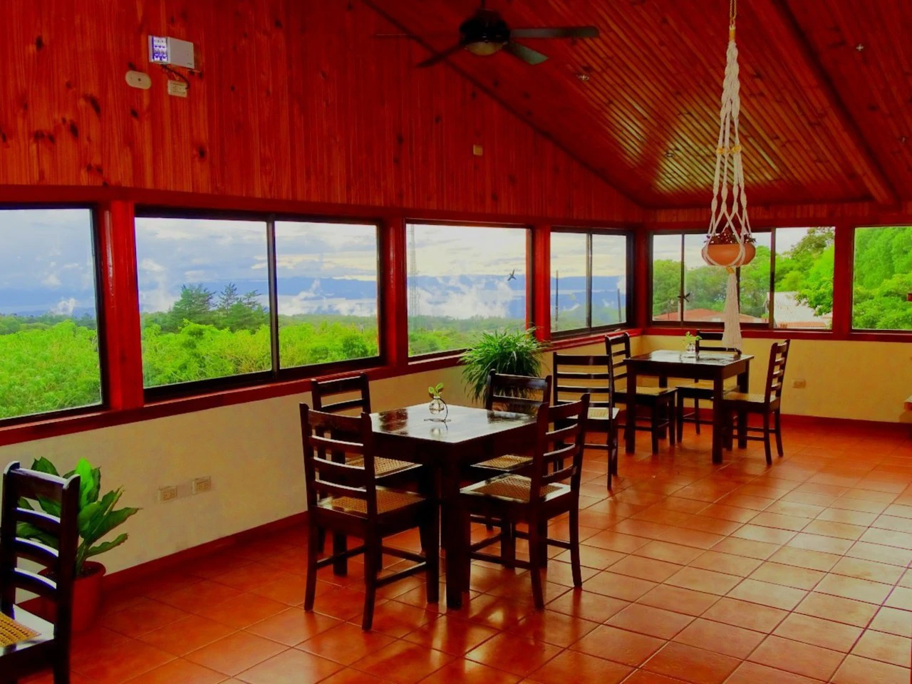 Unique Hotel in Monteverde. Cerro Plano.: Established 11-Room Hotel with Apartments in Monteverde – Prime Location & Proven Track Record - Gallery image 16
