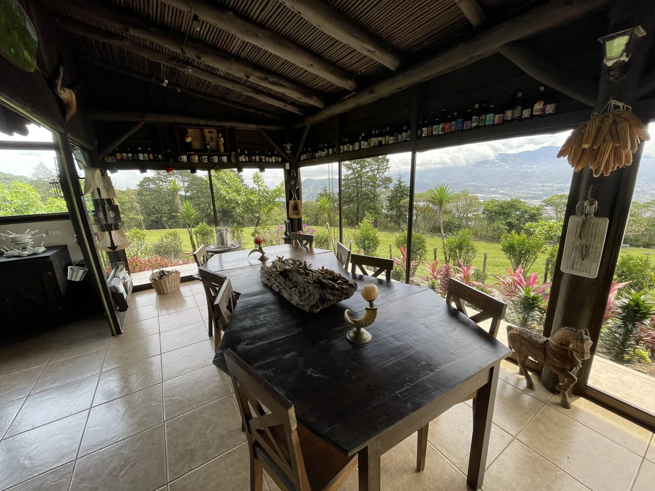 Cartago, gourmet coffee plantation: Charming Coffee Retreat Home with Stunning Views and Gourmet Coffee Plantations - Gallery image 8