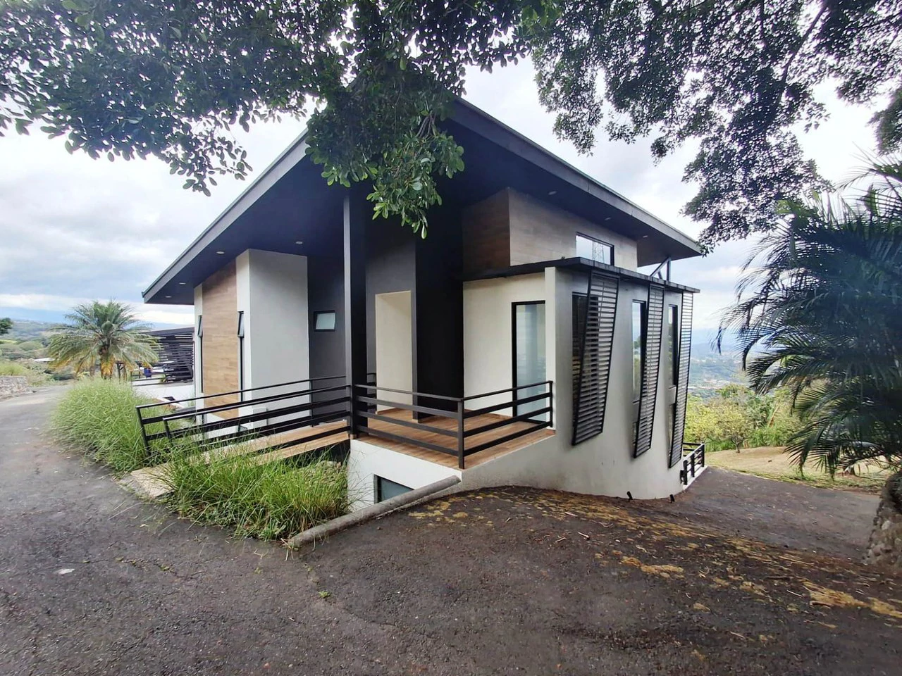 Hillside Living With Views!: Modern 3 bedroom home...Million Dollar Views! - Gallery image 2