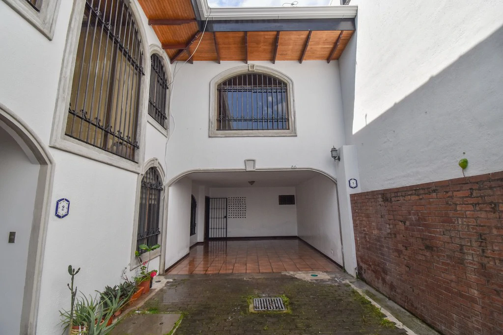 Excelente Oportunidad Propiedad con 2 casas en Trejos Montealegre: House For Sale in Trejos Montealegre - Gallery image 5