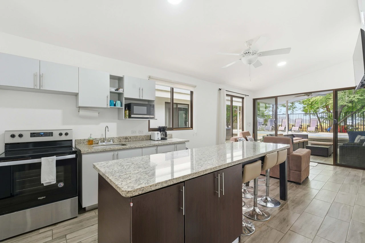 Three Mermaids: Beachfront 10-Bedroom Pod-Style Residence with Pool in Playa Flamingo - Gallery image 39