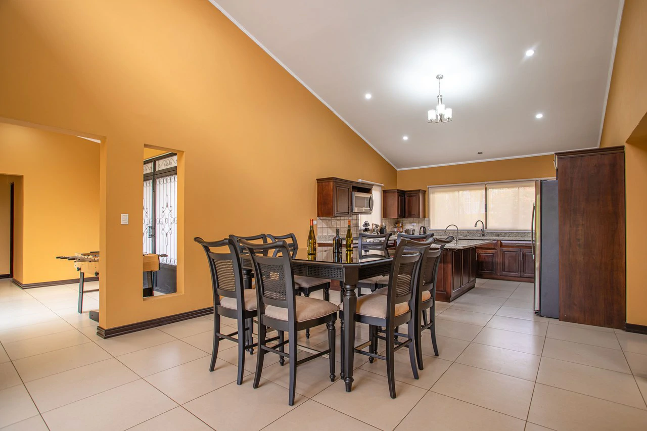 Modern Furnished Home Just 5 Minutes from Downtown Grecia - Gallery image 7