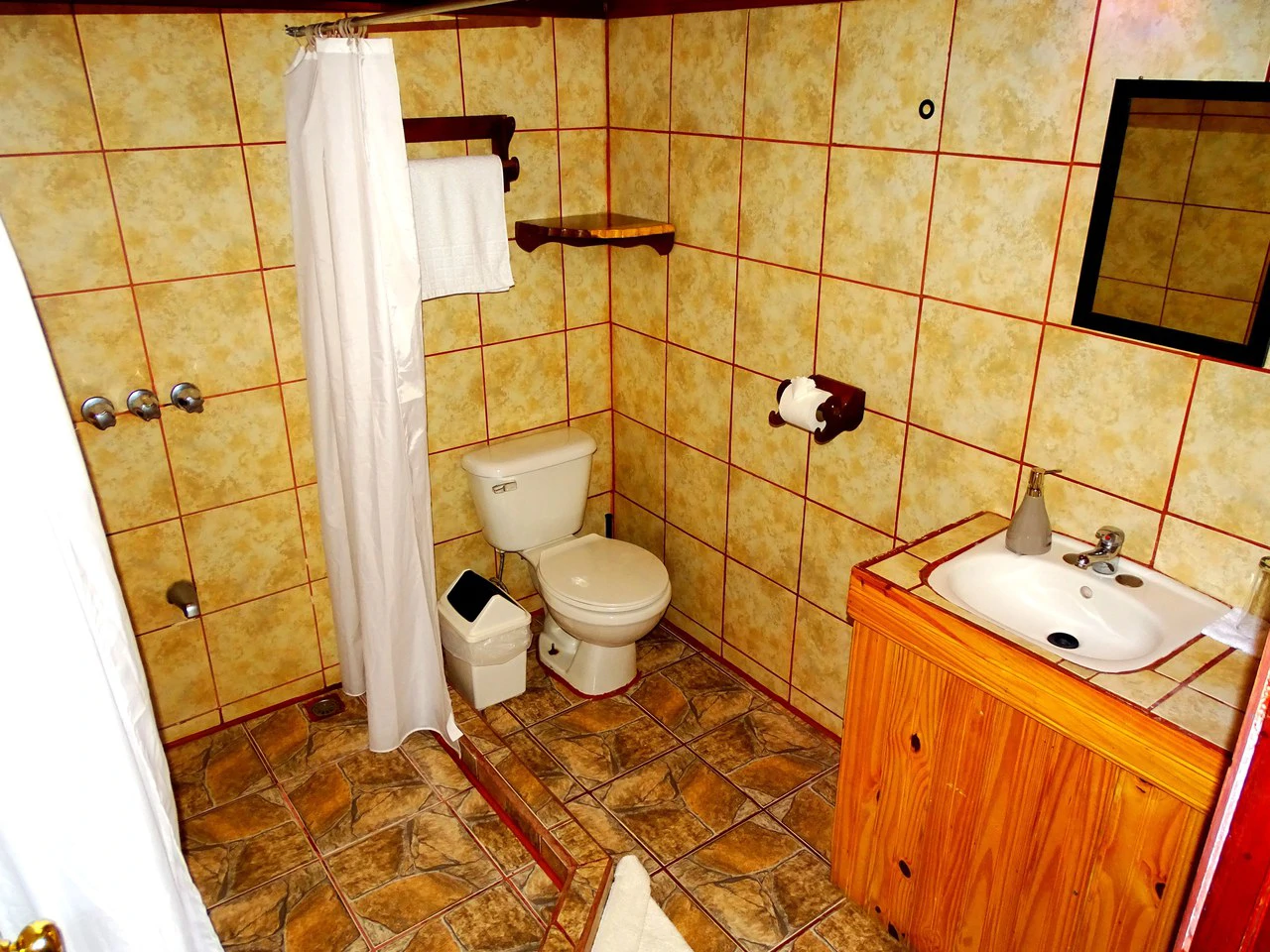 Unique Hotel in Monteverde. Cerro Plano.: Established 11-Room Hotel with Apartments in Monteverde – Prime Location & Proven Track Record - Gallery image 13