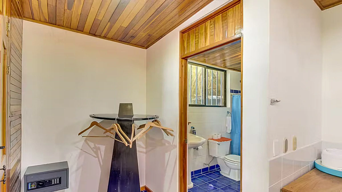 Manuel Antonio Villa: Manuel Antonio Villa with Subdividable Lot or Expansion - Gallery image 8