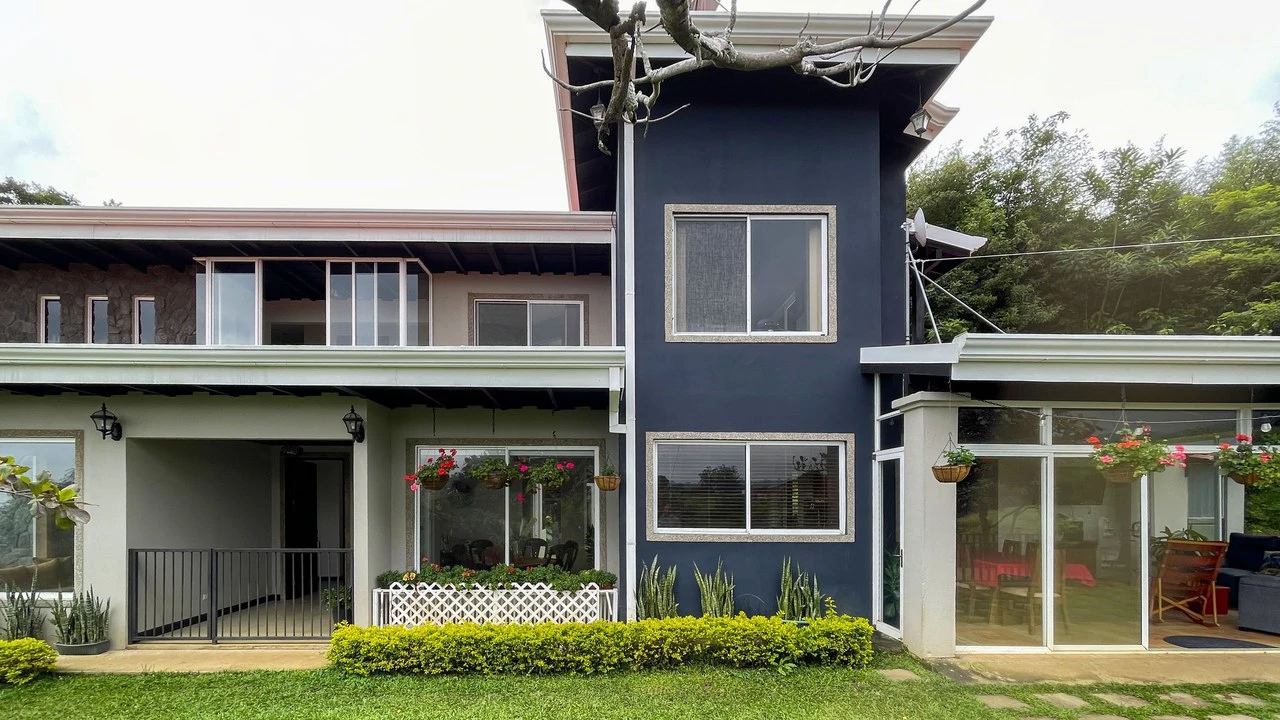 House for sale with large lots Grecia- San Isidro