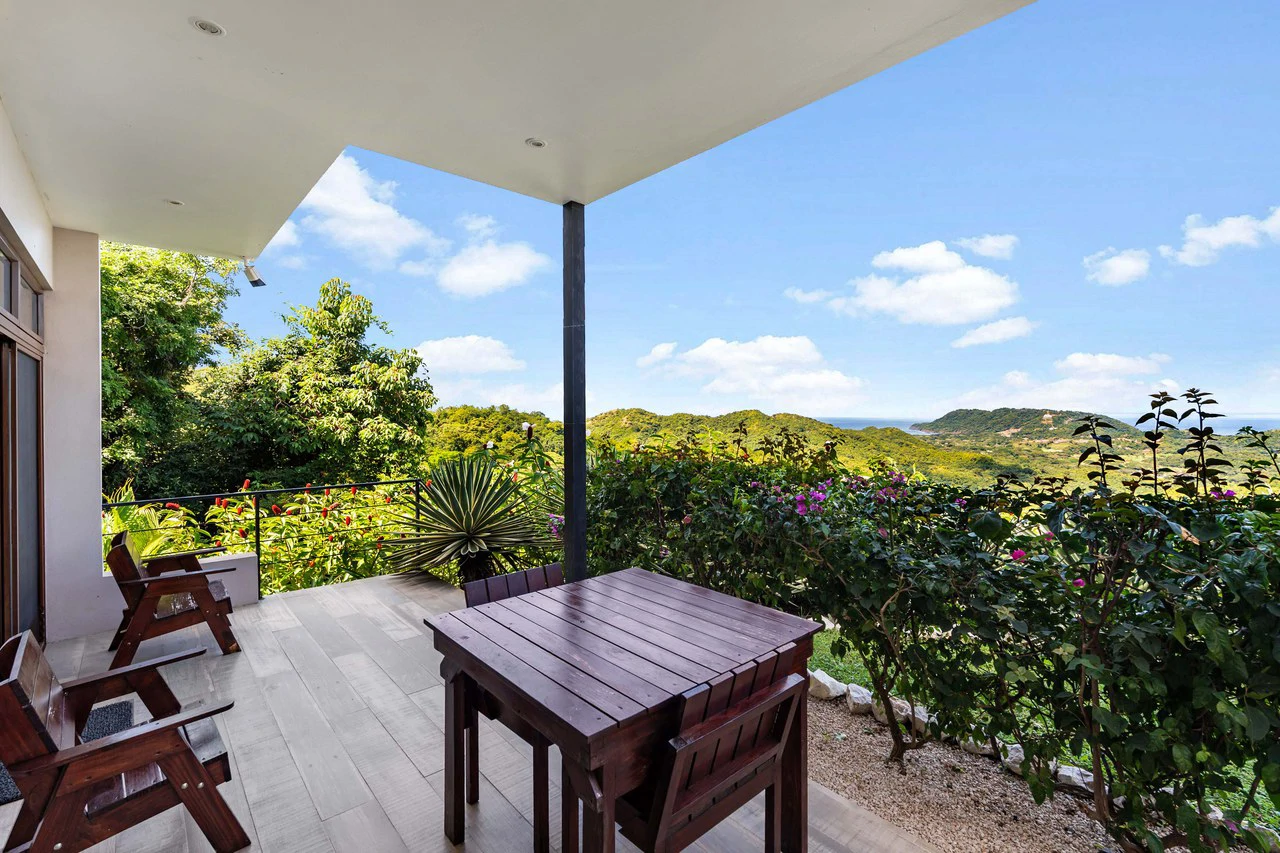 Casa Arcadia: Ocean-View Home with Two Income-Producing Studios - Gallery image 15