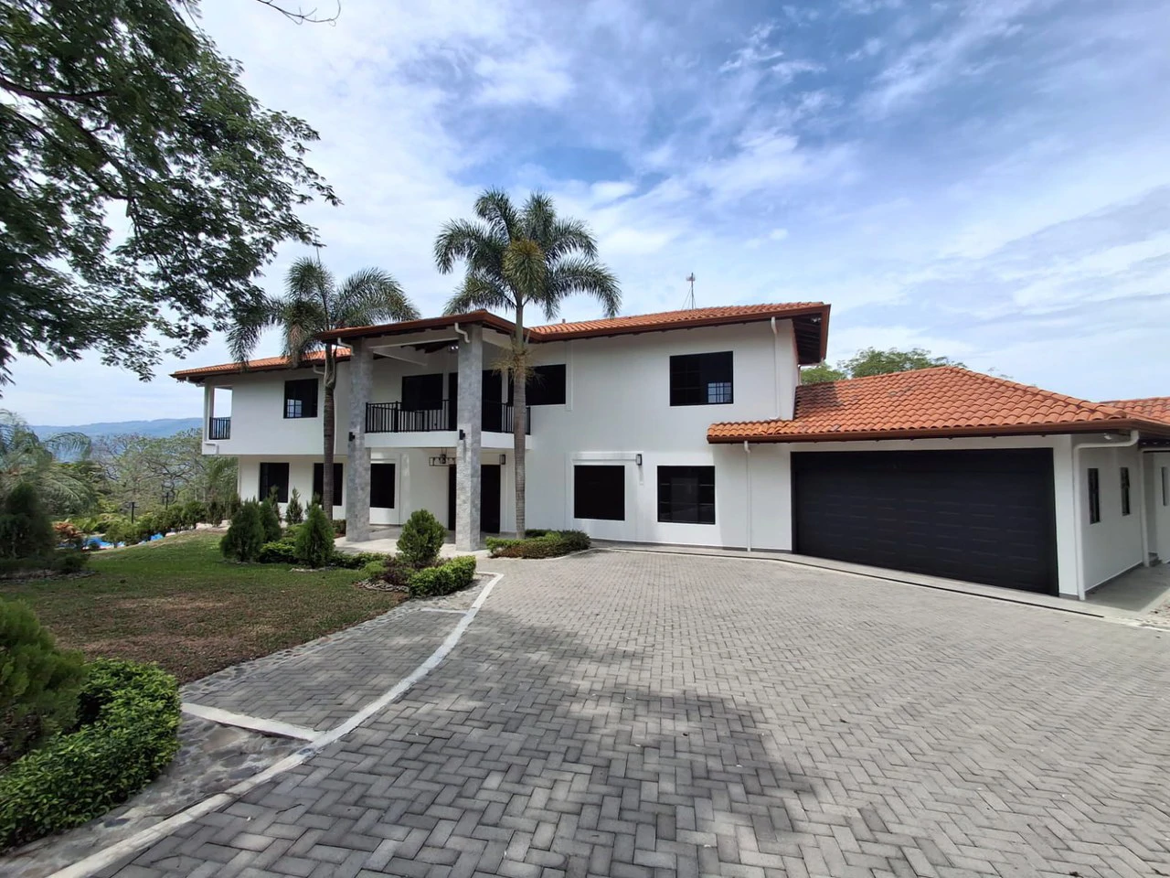 Move - In Ready Mansion: Impressive Luxury Smart Home with Pool - Gallery image 3