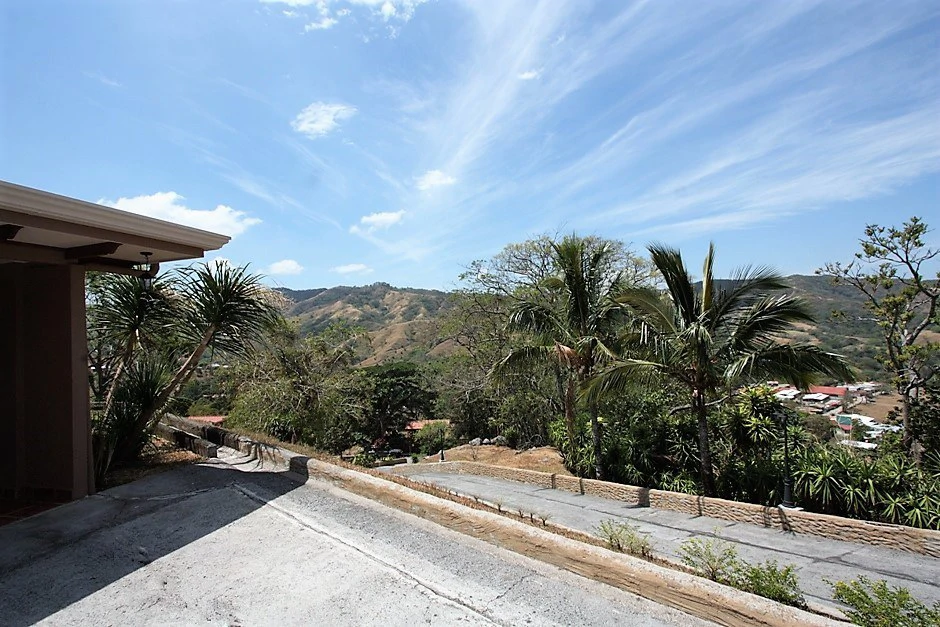 Family-Focused Complex with Four Residences - Gallery image 15