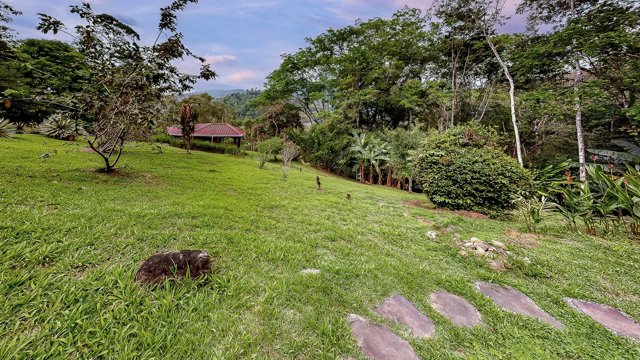A TRANQUIL HAVEN: PRIME INVESTMENT OPPORTUNITY IN UVITA'S LUSH RIVER ENCLAVE: Mountain Hotel/Resort/Hostel For Sale in Uvita - Gallery image 2