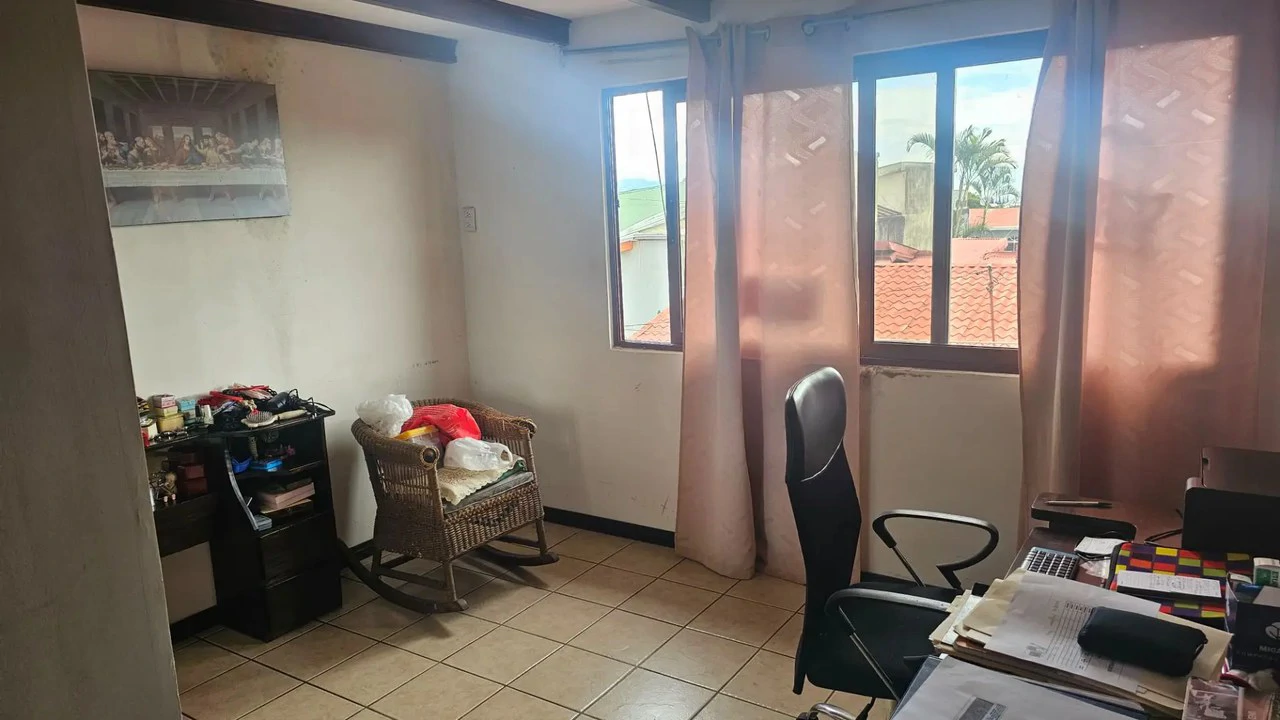 Spacious 6-Bedroom Family Home in Residencial Saint Clare, Moravia - Gallery image 32