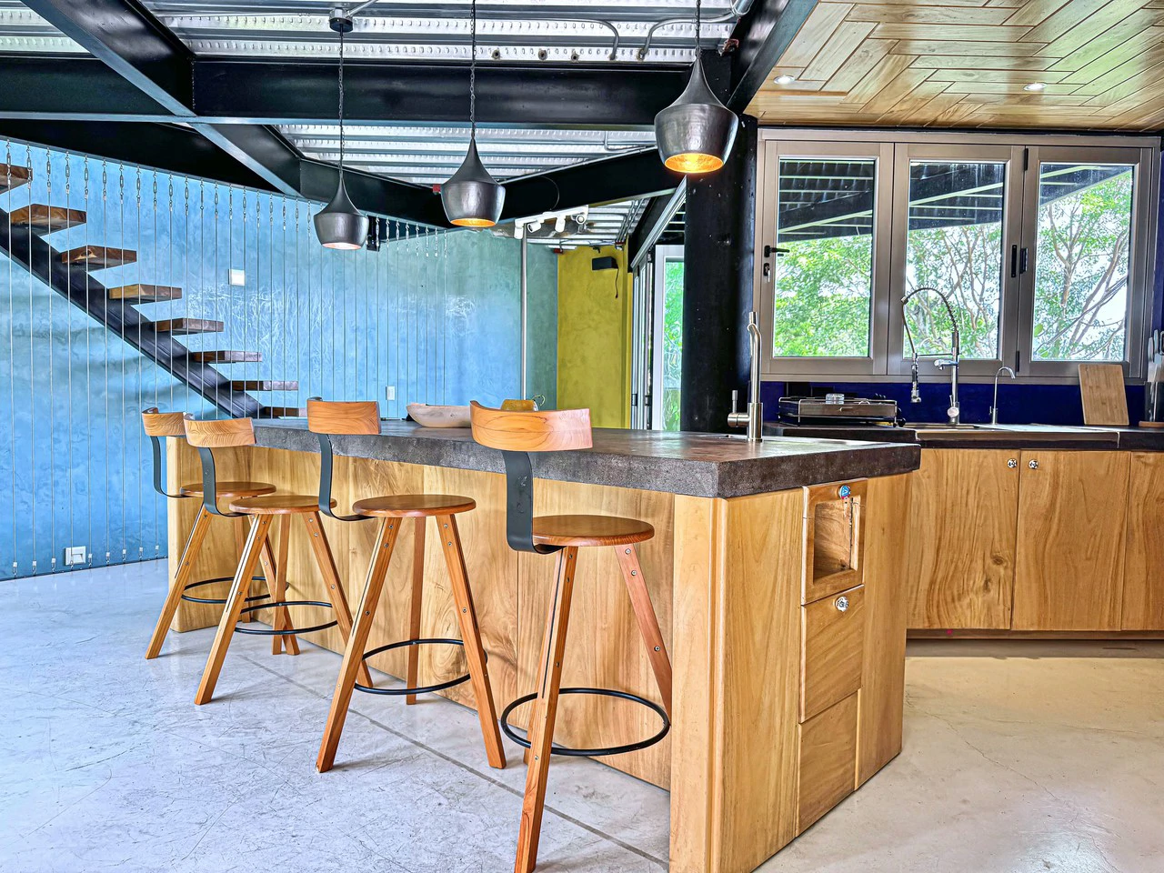 Casa Tropical Chic: mountainside home