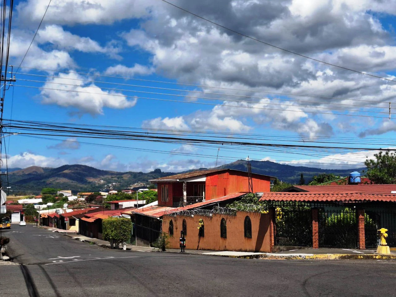 Commercial or Mixed Use?: Prime Central Grecia Commercial!