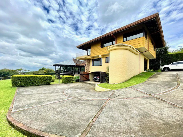 Colonial-Contemporary House with Retractable Star Roof, Guest House, and Panoramic Views - Gallery image 2