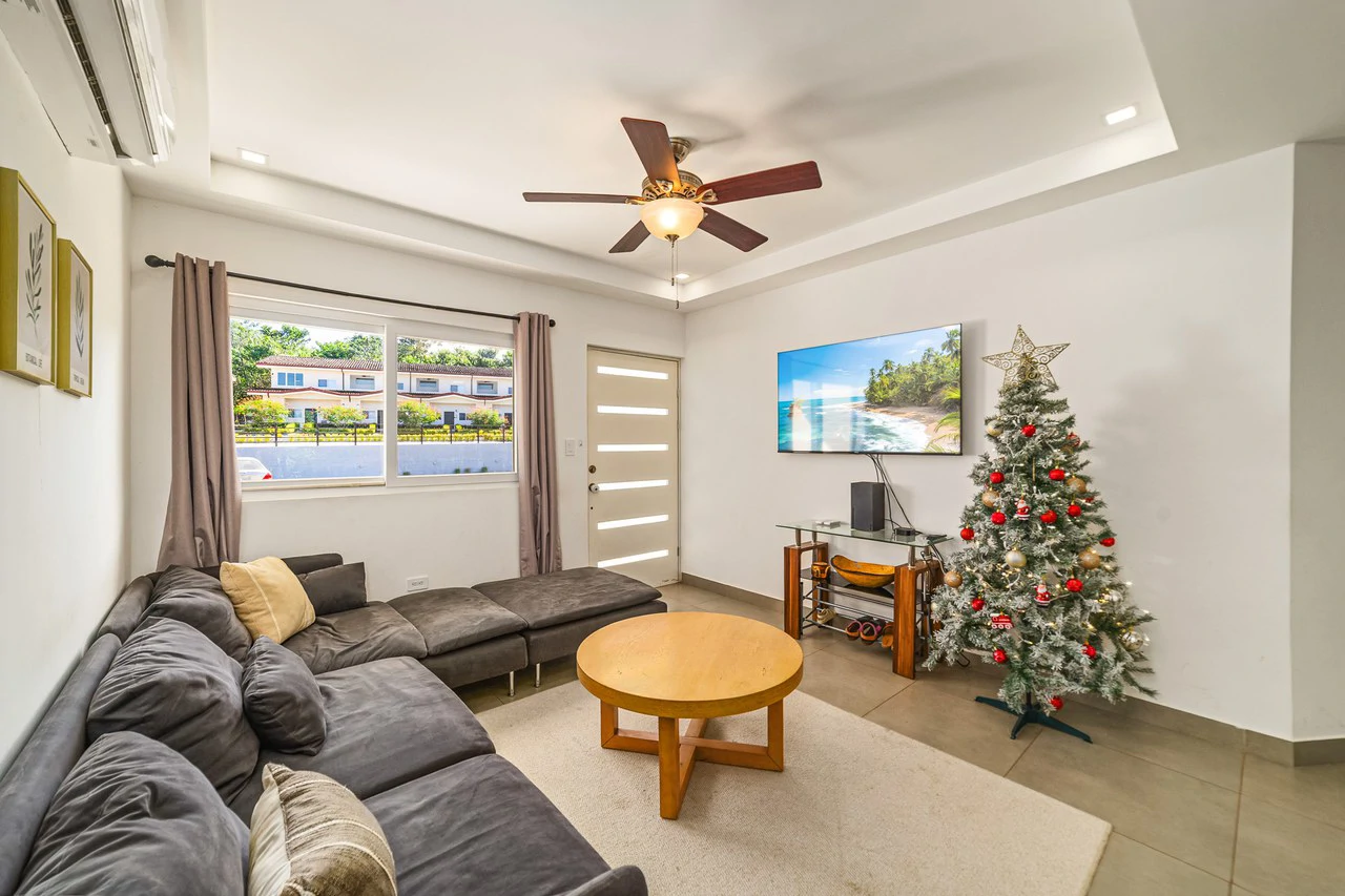 Jacarandas #11: Elegant Townhouse Minutes from the Beach - Gallery image 12