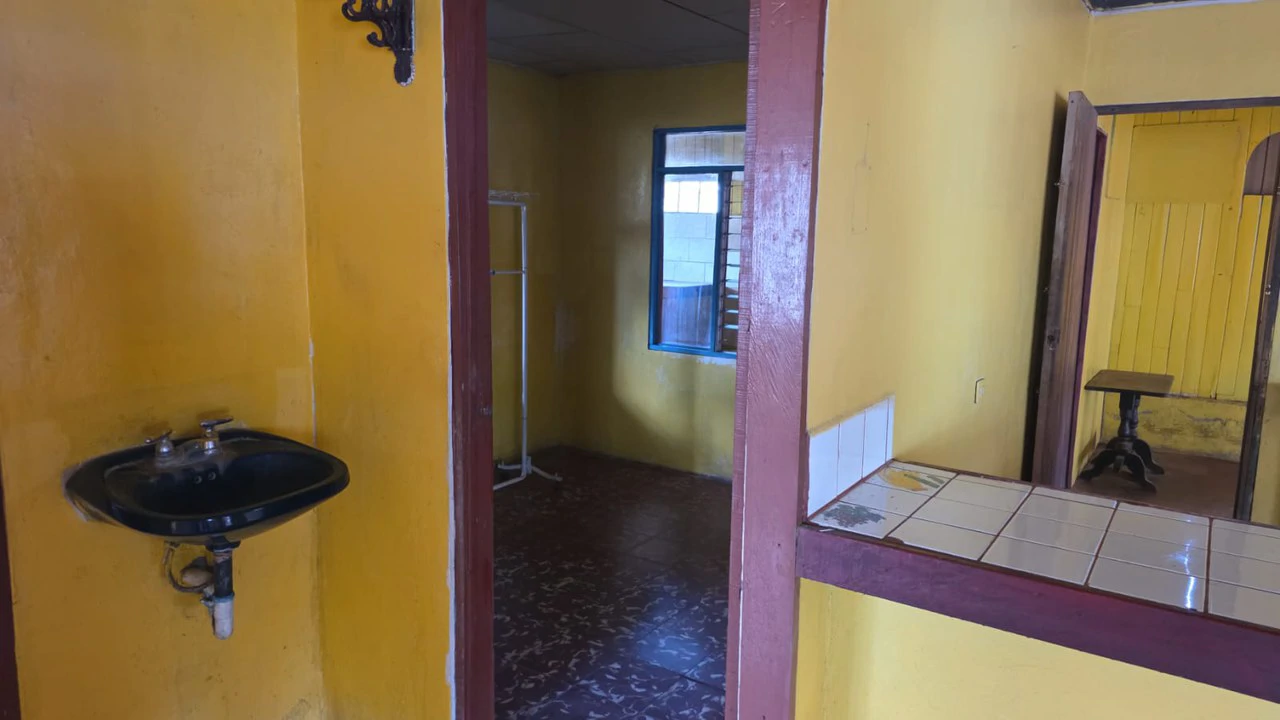 Typical Tico House for sale, 3-bedroom homestead in a prime location in Playas del Coco, on the main road to Ocotal - Gallery image 6