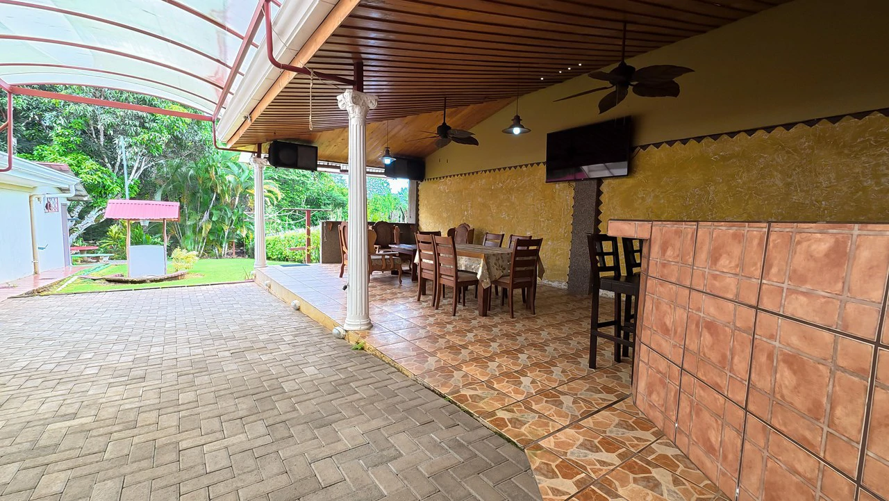 HOUSE FOR SALE, LOCATED IN THE CENTER OF PEREZ ZELEDON: Elegant and spacious turnkey house for sale in the center of Perez Zeledon - Gallery image 7