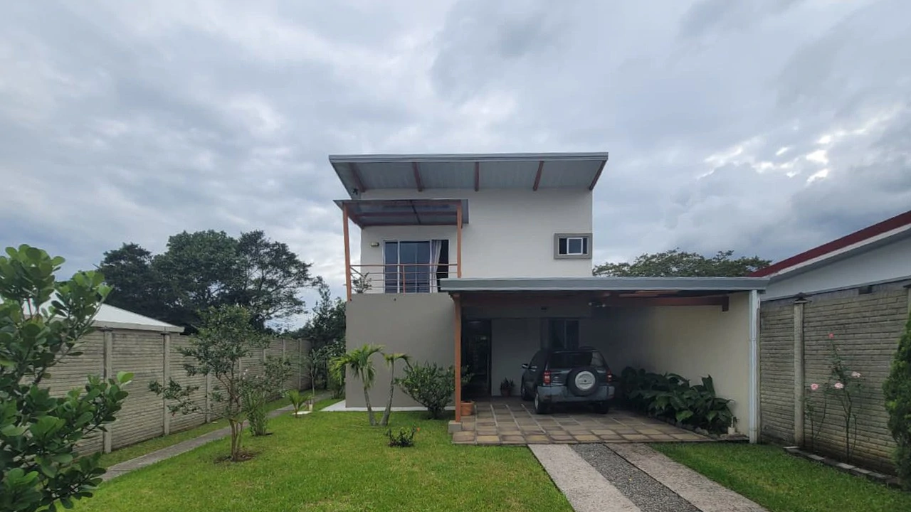 Modern Home With Large Garden – Sarchí, Alajuela