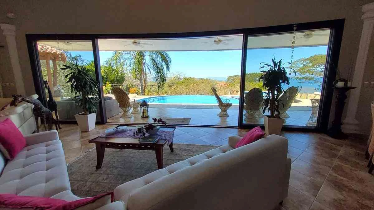 ID 4178: Elegant Coastal Villa with Infinity Pool and Lush Gardens - Gallery image 9