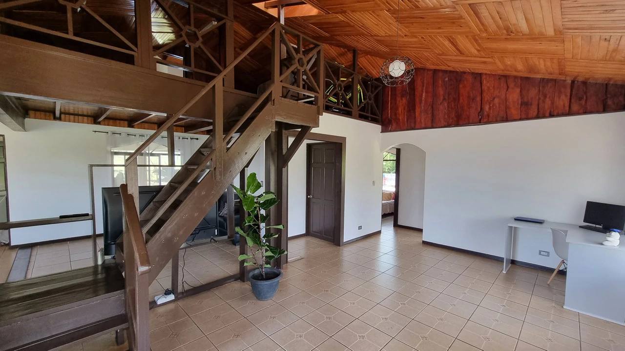 CASA SANTA ELENA: BEAUTIFUL HOUSE FOR SALE, WITH AMAZING VIEWS, 4 BDRM IN THE HEART OF SANTA ELENA - Gallery image 10