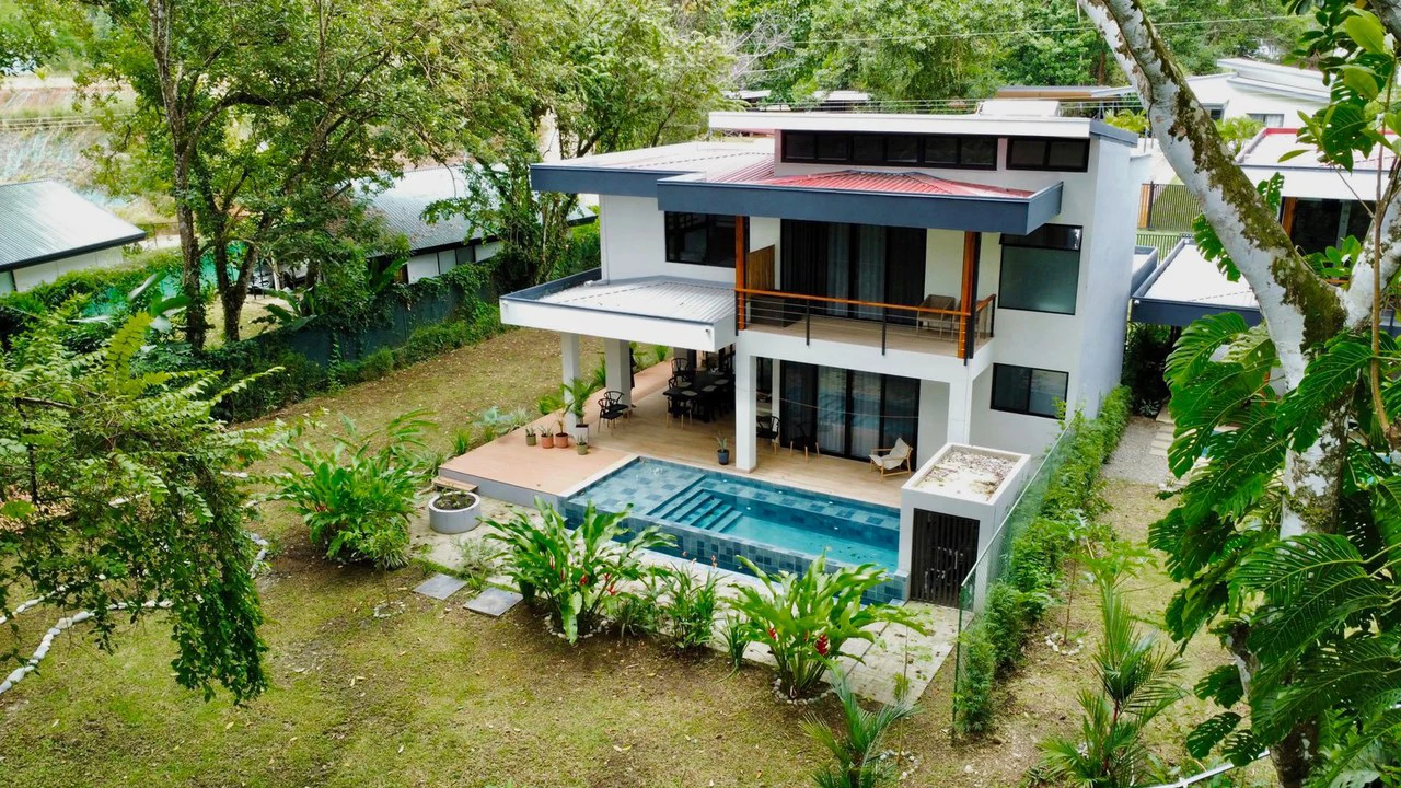 0.17 ACRES – 3 Bedrooms, Brand New Luxury Home in Uvita, Minutes From Beaches and Services, Wooded Lot, Year Round Stream, Private And Fully Furnished, Ready to Move!!! - Gallery image 4