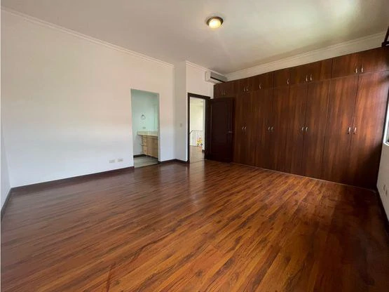 Stunning two-story house in exclusive condominiums in Santa Ana - Gallery image 22