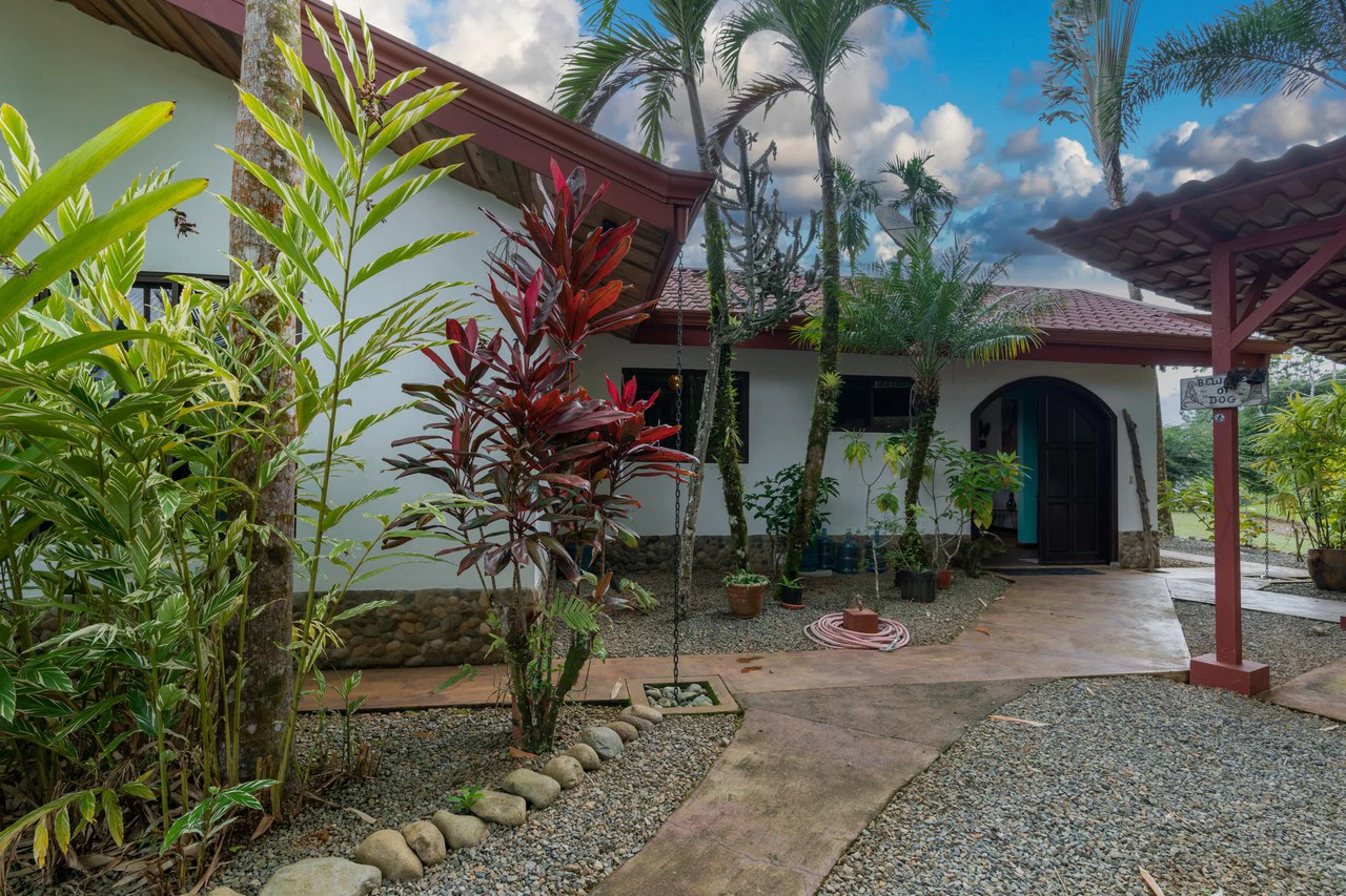 5 Bedroom Mountain Retreat Minutes from the Beach Platanillo Costa Rica - Gallery image 10