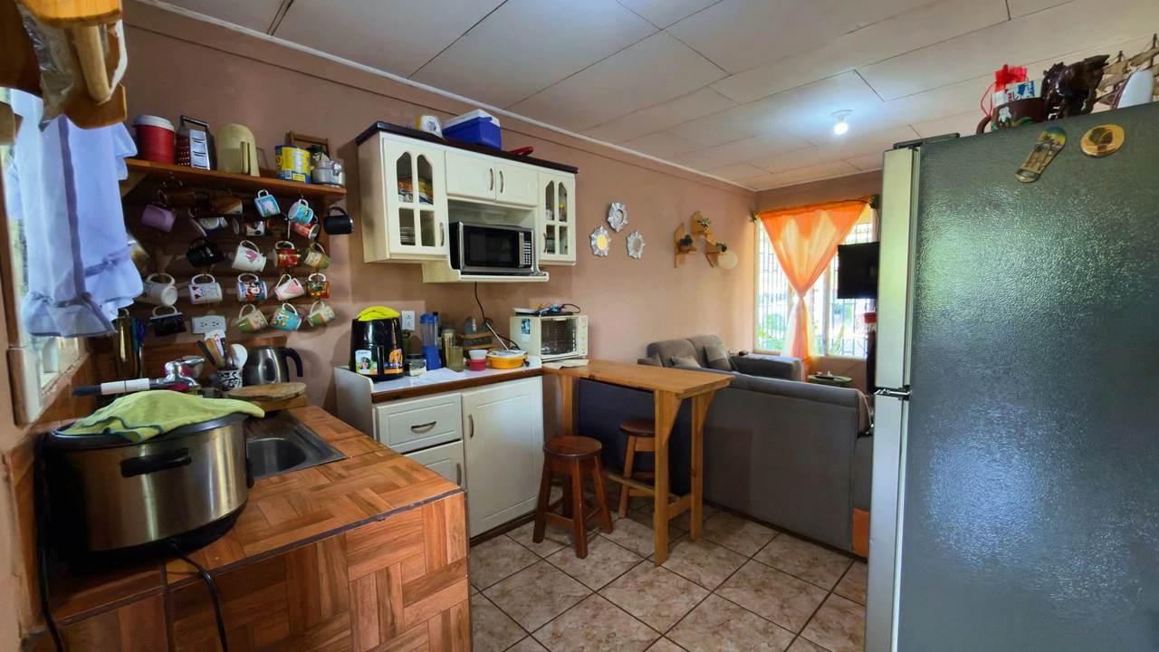 RURAL HOME IN PEACEFUL ENVIRONMENT AT PLAYA VERDE, SANTA ELENA 206 SQM LOT - Gallery image 8