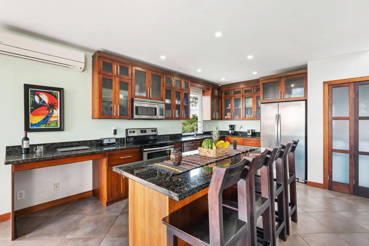 Casa Sol: Exceptionally Private Home with Panoramic Ocean, Mountain & Sunset Views - Gallery image 12