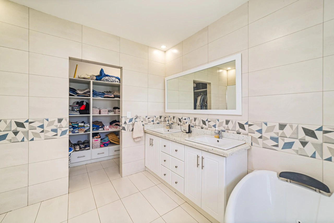 Jacarandas #11: Elegant Townhouse Minutes from the Beach - Gallery image 30