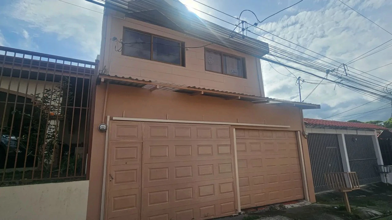 Spacious 6-Bedroom Family Home in Residencial Saint Clare, Moravia - Gallery image 17