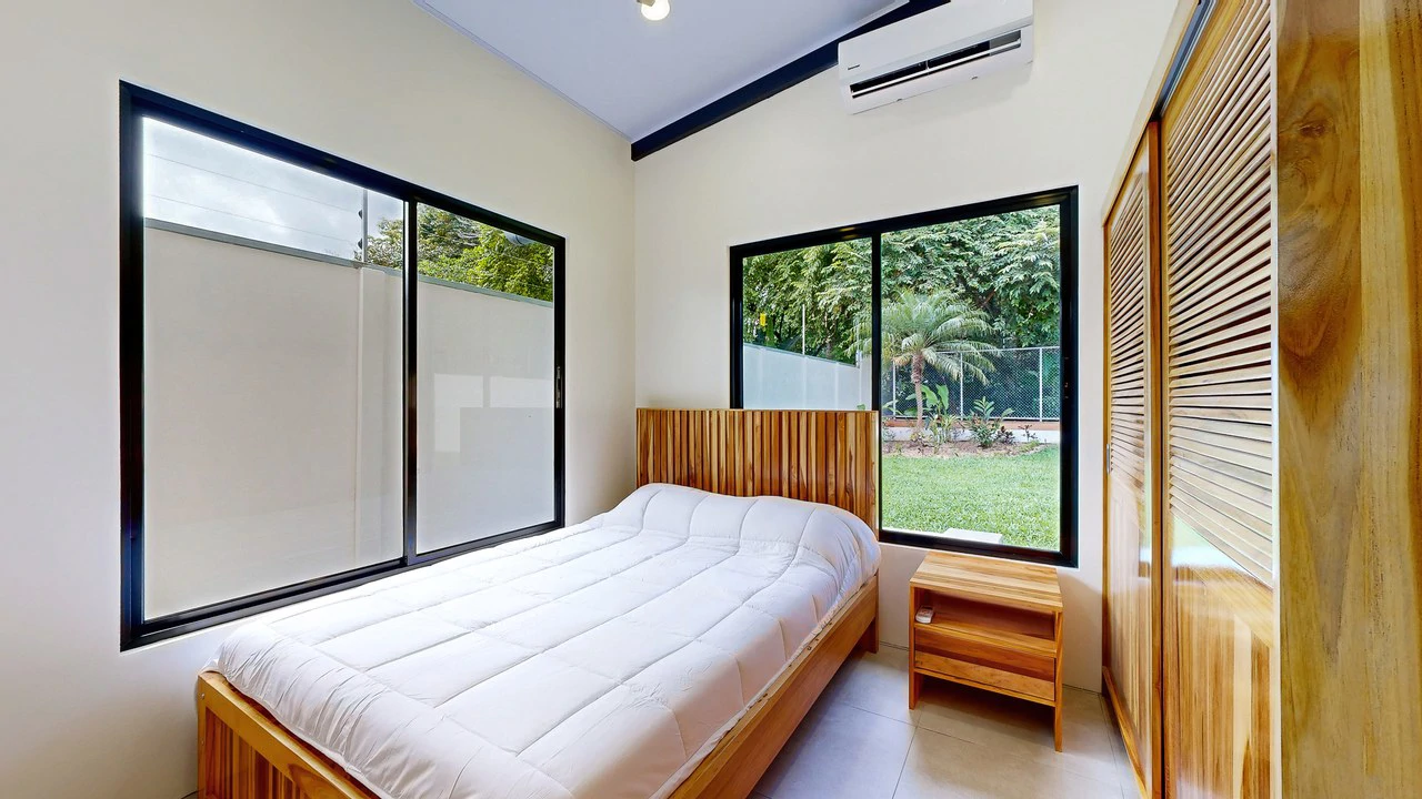 Brand New 3 bed, 2 Bath Home with creek and Jungle views. - Gallery image 9