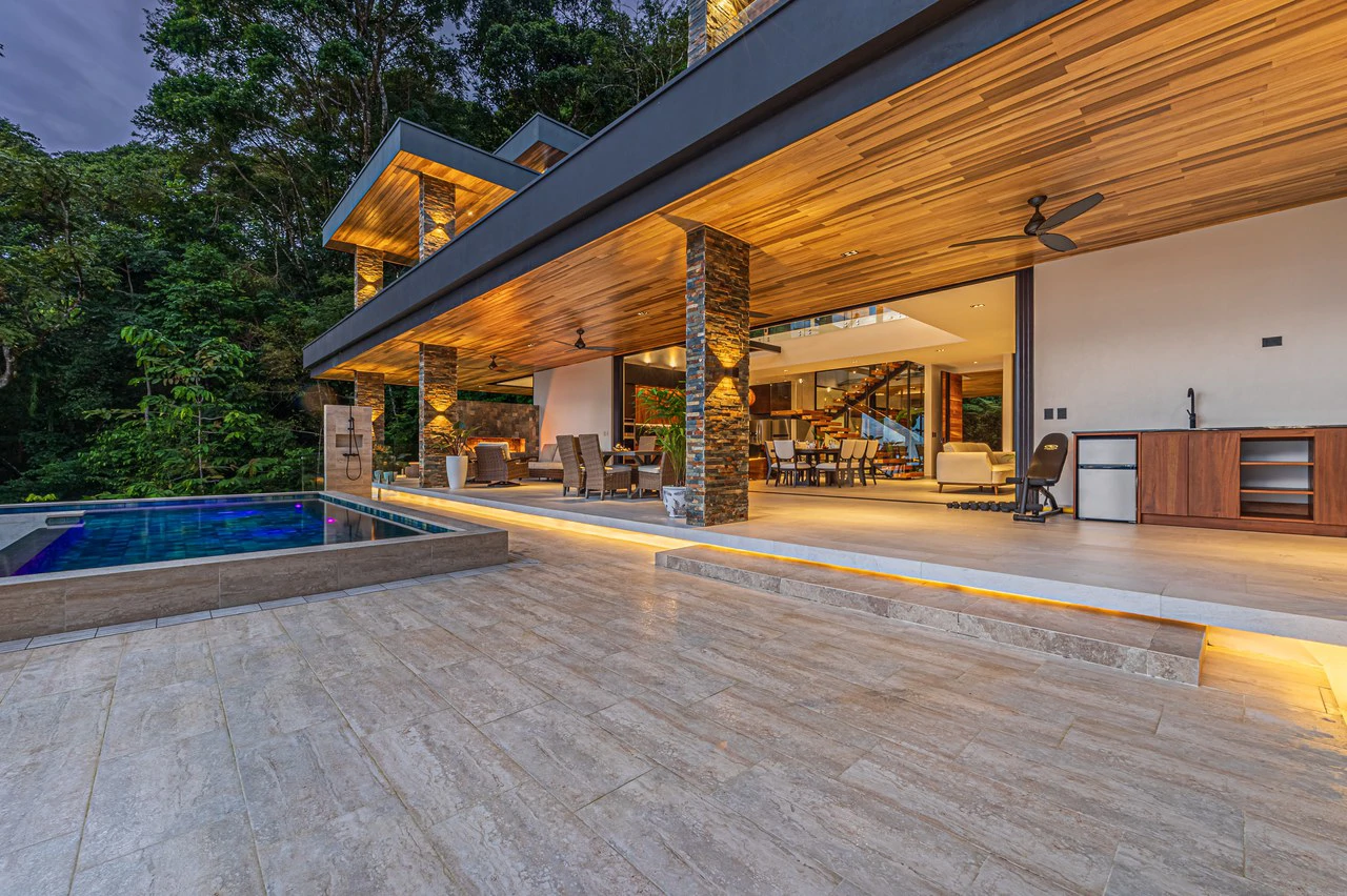 Casa Koules: Architectural 5-Bedroom Oceanview Estate in Prestigious Costa Verde Estates - Gallery image 15