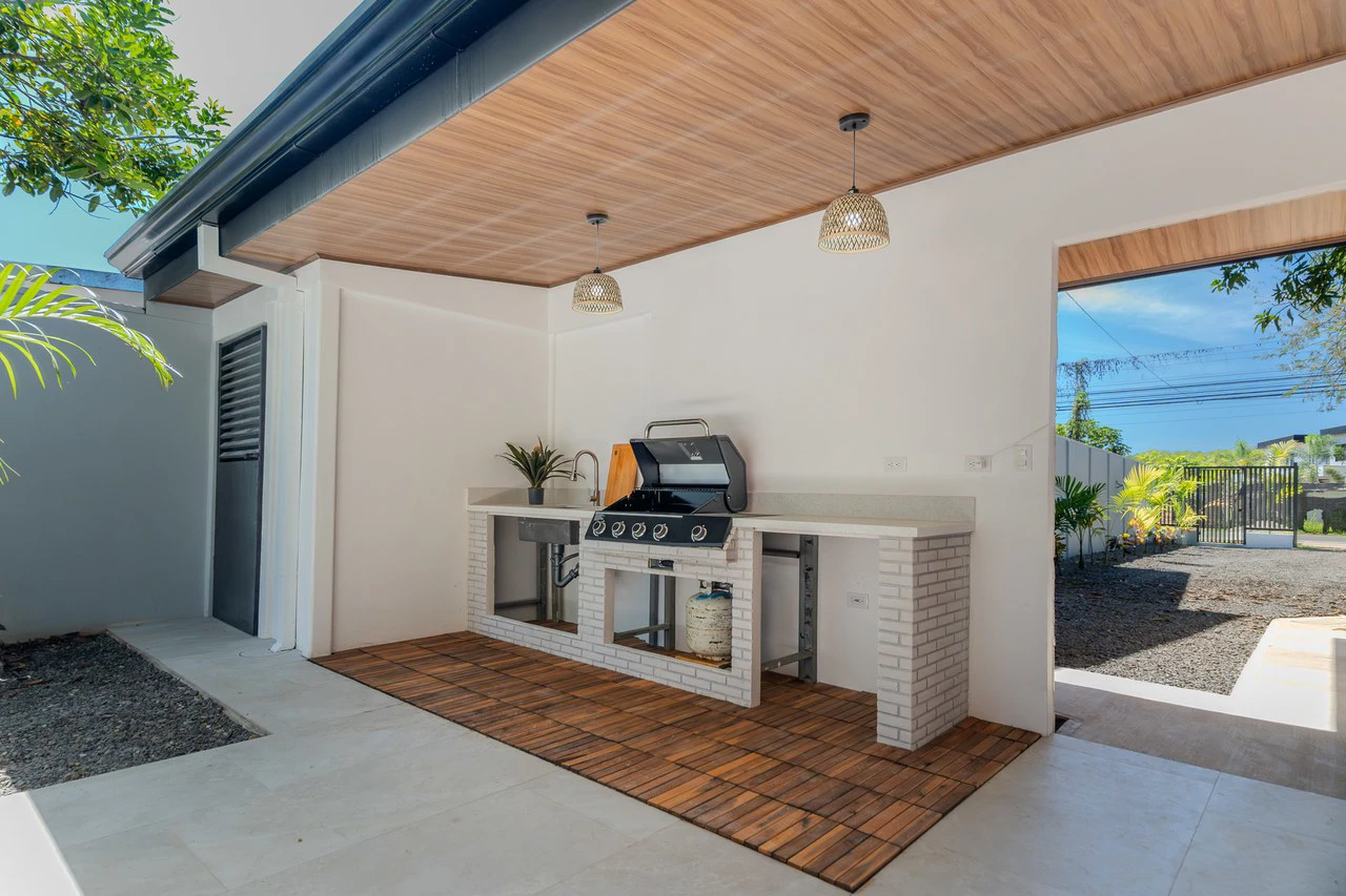 Location,Location, Location – 3-Bedroom Villa Steps from the Beach - photo 15
