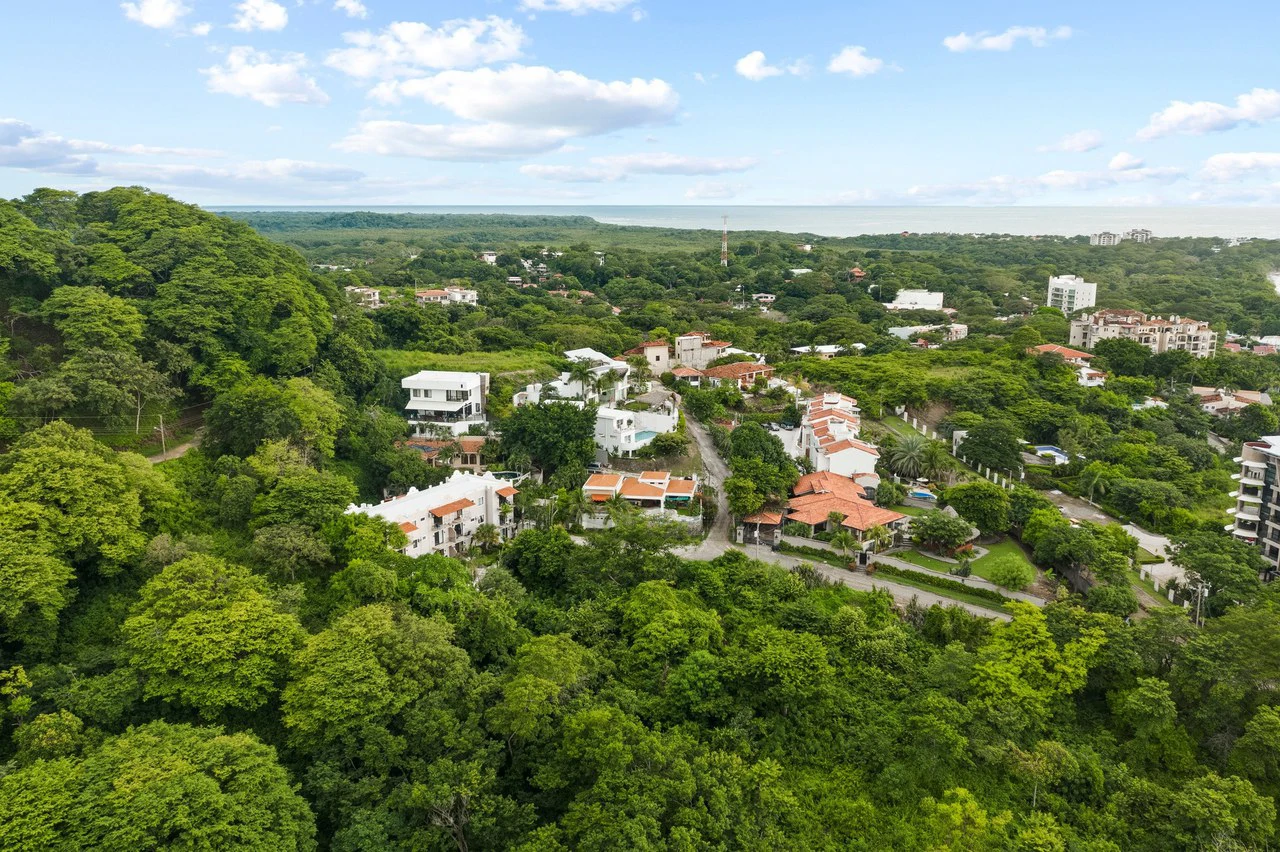 sunset hill unit 5: Cozy Ocean-View Condo for Sale – Walk to Tamarindo Beach - photo 3