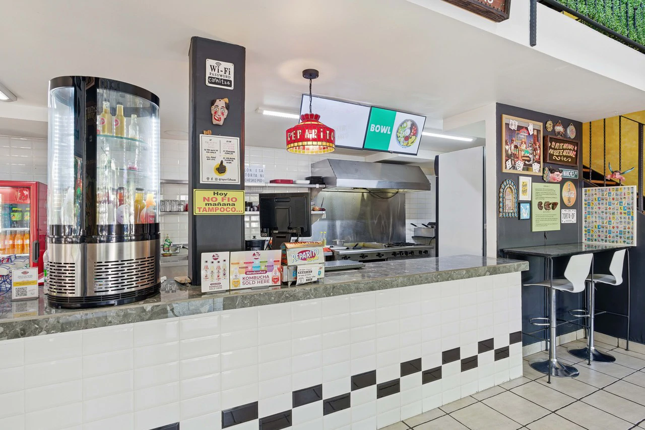 Reparito House: Turnkey Restaurant & Commercial Property for Sale - Gallery image 10