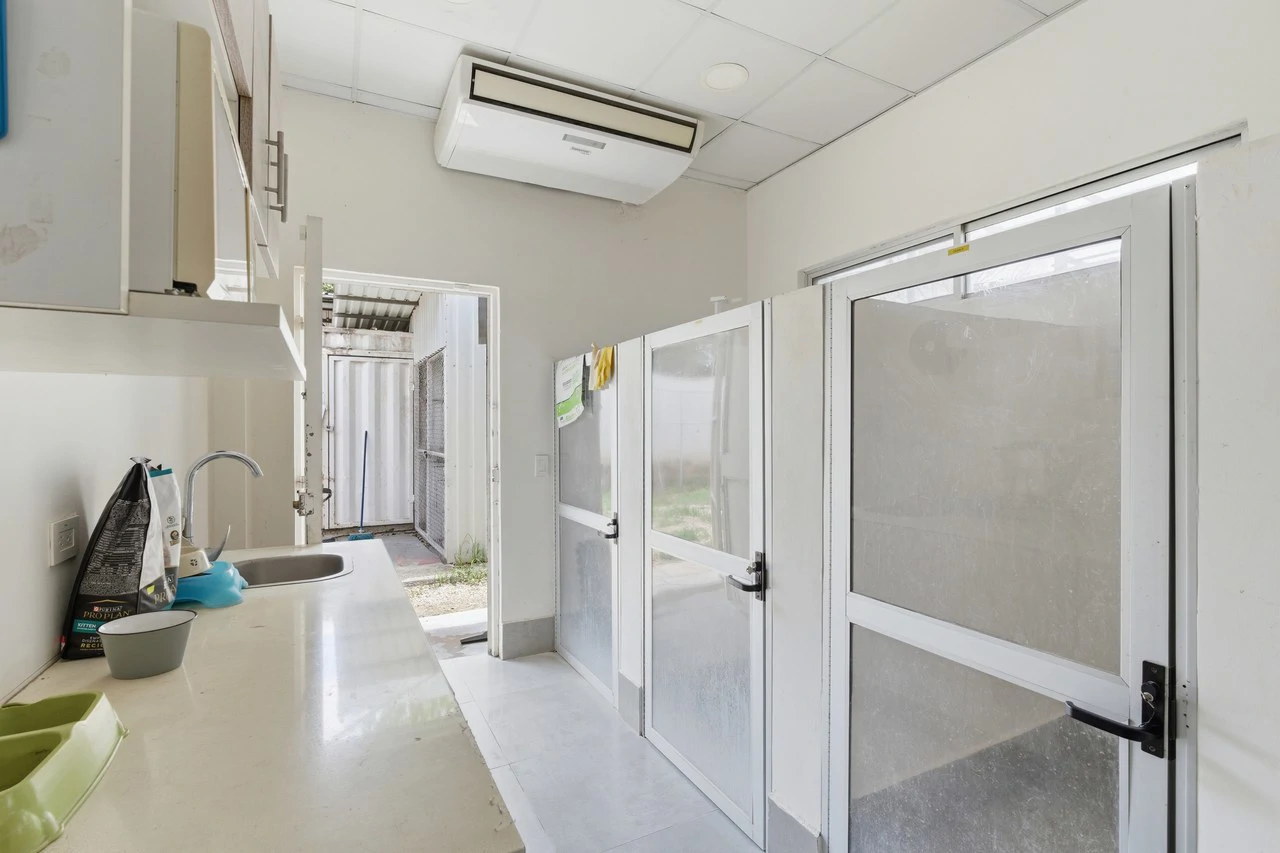 Vet Clinic: Prime Commercial Property & Veterinary Clinic For Sale - Gallery image 8