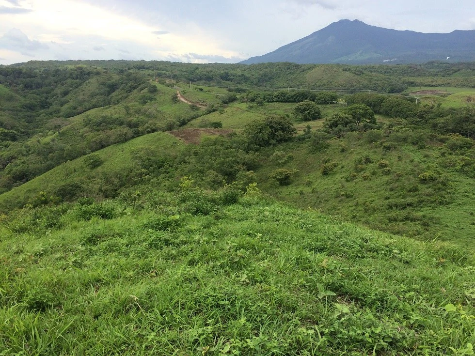 Mountain Property for Sale with charming 360º views of Guayabos Valley and the Volcanoes