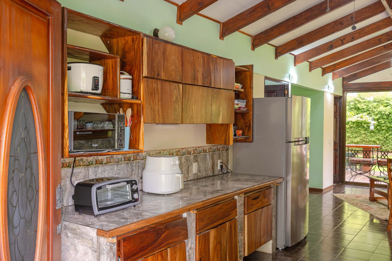 Matapalo gated home, 5 minutes from beach - Gallery image 8