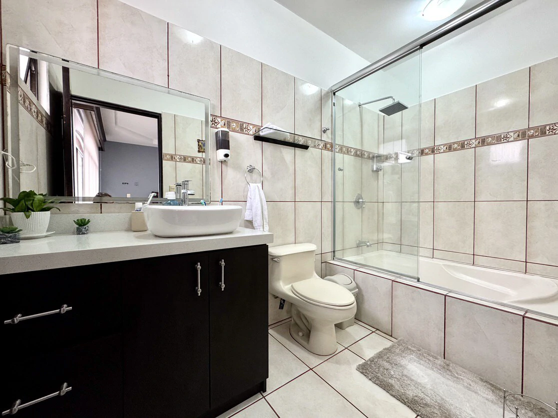 Residencial Los Crotos: Spacious 100% Concrete Home for Sale San Pablo de Heredia - Gallery image 16