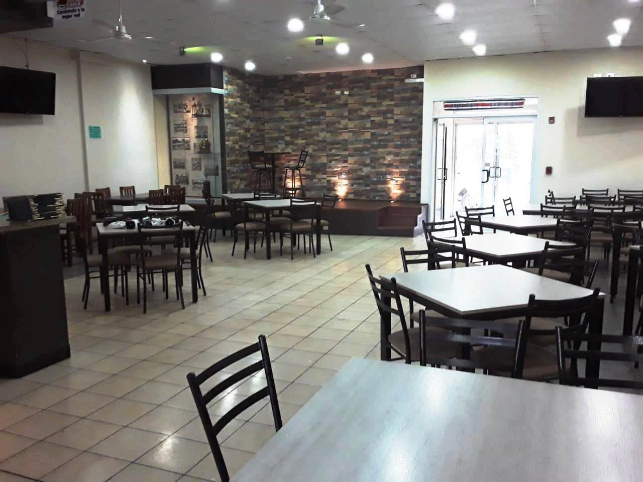 RARE Downtown Commercial: 2 level Commercial building in the heart of Grecia! - photo 6