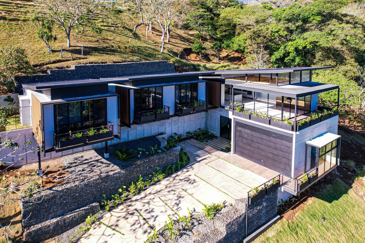 Modern Oasis Home for Sale in Naranjo