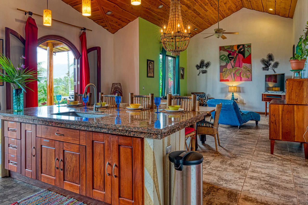 5 Bedroom Mountain Retreat Minutes from the Beach Platanillo Costa Rica - Gallery image 23