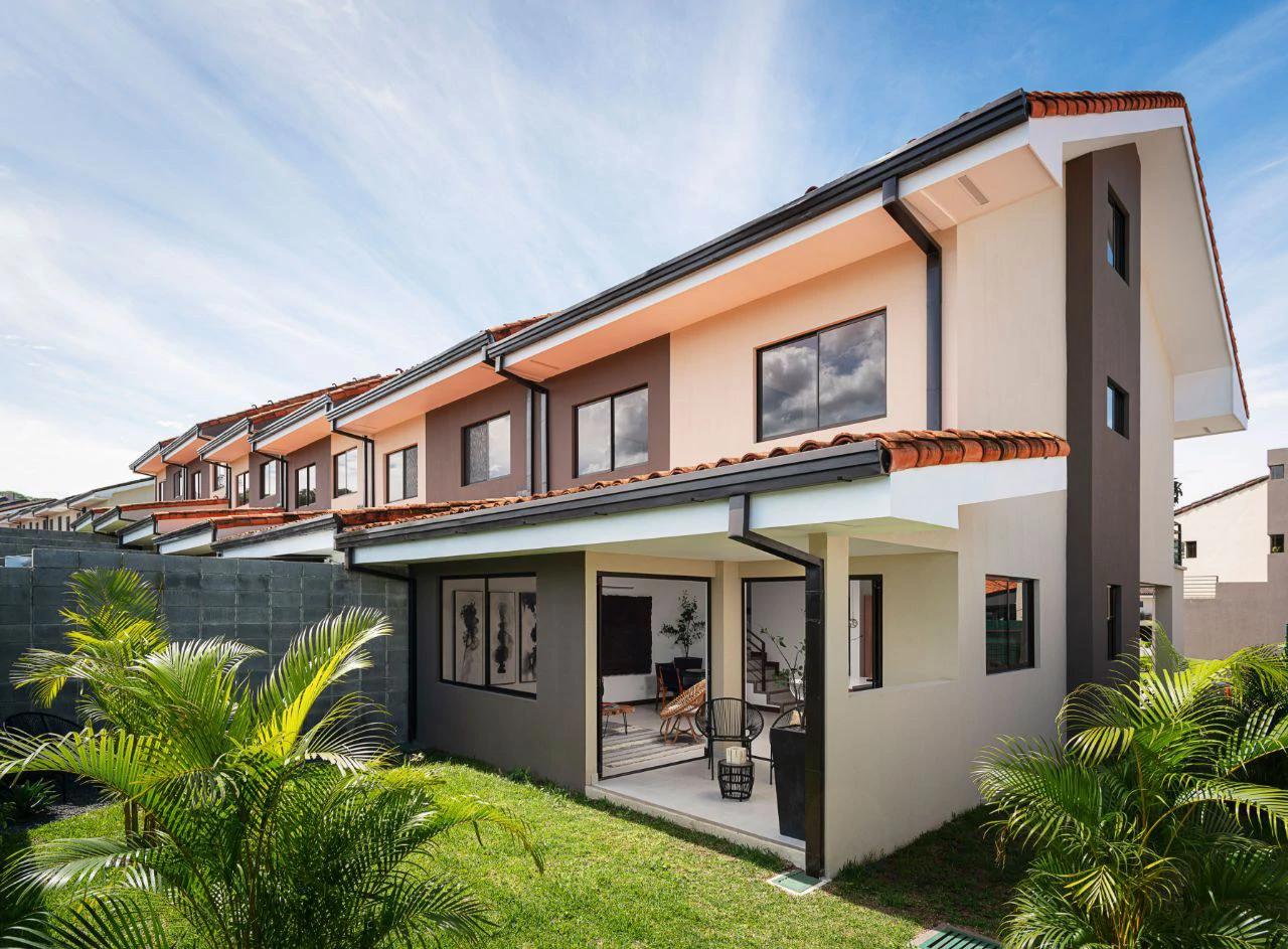 J -10: Gorgeous House for sale with 4 bedrooms and 2 parking spaces in Santa Ana, Costa Rica - Gallery image 2