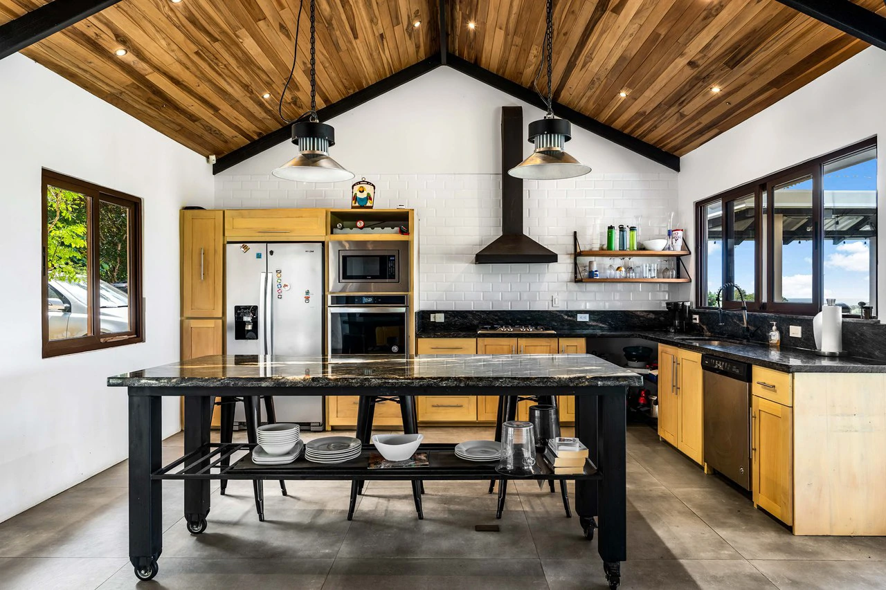 Casa Arcadia: Ocean-View Home with Two Income-Producing Studios - Gallery image 3