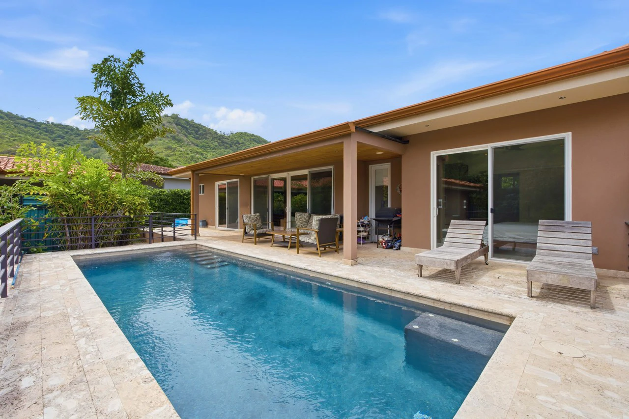 Casa Oasis: 3BR Main Residence + 2BR Guest House with Pool in Mar Vista, Playa Flamingo