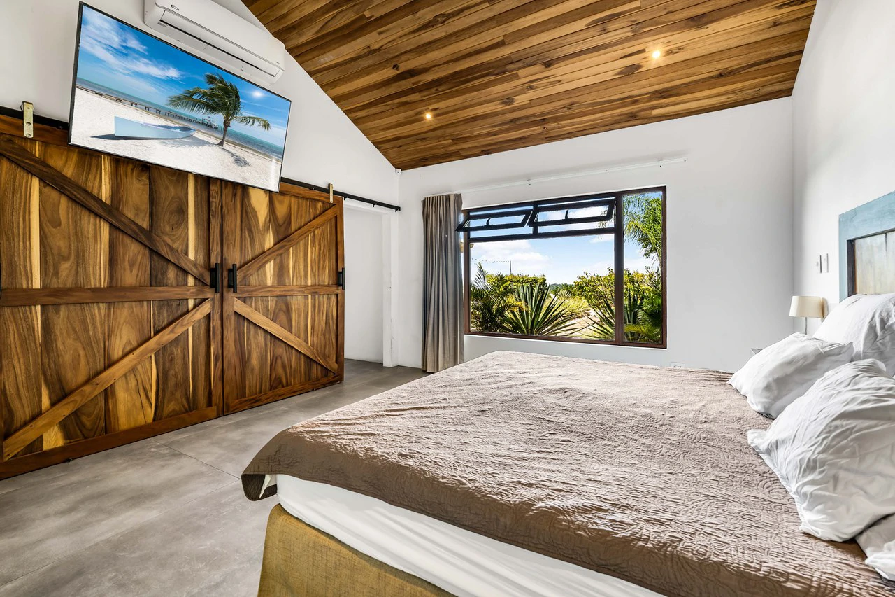 Casa Arcadia: Ocean-View Home with Two Income-Producing Studios - Gallery image 9
