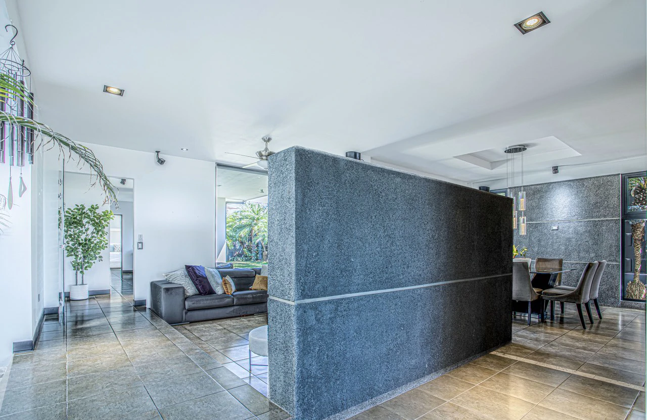 Extraordinary one story house located in a condo - Gallery image 3