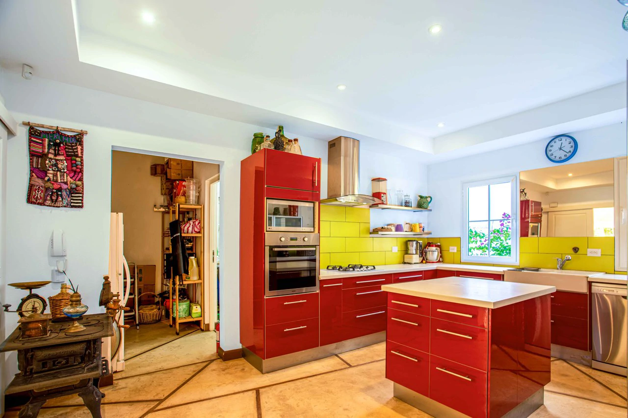 LUXURY PROPERTY HOUSE AND 5 APARTMENT SANTA ANA: Incredible property to live or invest. Ideal for single space. . This beautiful property measures 4857 m2 of lot with a street front of 23m2 and 432 m2 - Gallery image 12