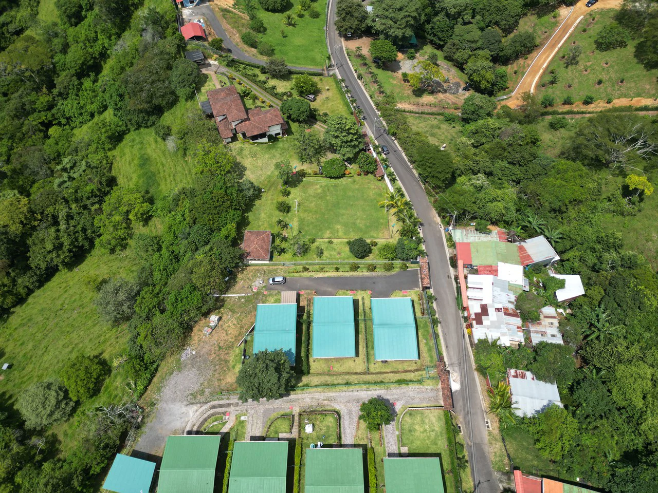 Main house plus 7 rental cabins — a proven income-generating property. - Gallery image 3