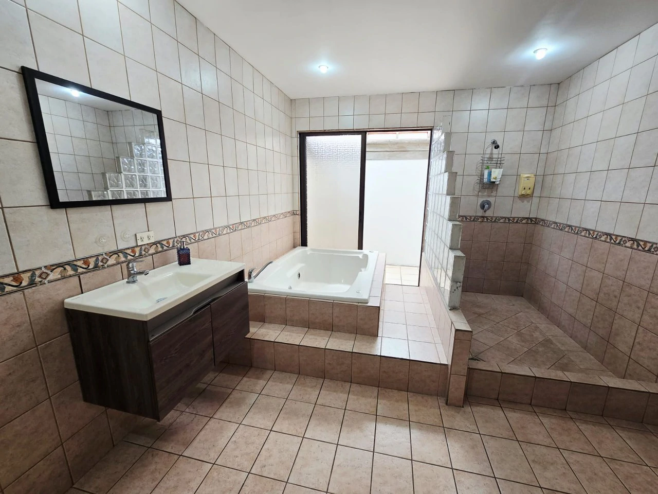 LARGE HOUSE FOR SALE IN MERCEDES NORTE, HEREDIA - Gallery image 46